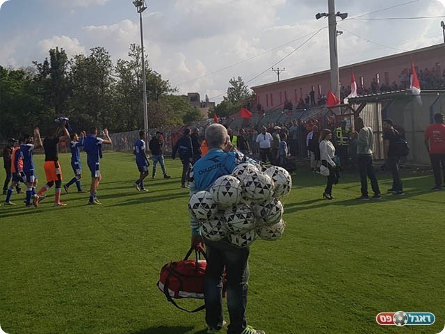 אפשר גם אחרת. אוהדי טירה מוחאים כפיים לשחקני צור שלום (אלעד קליין)